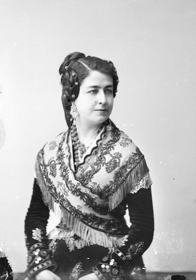 María Tubau